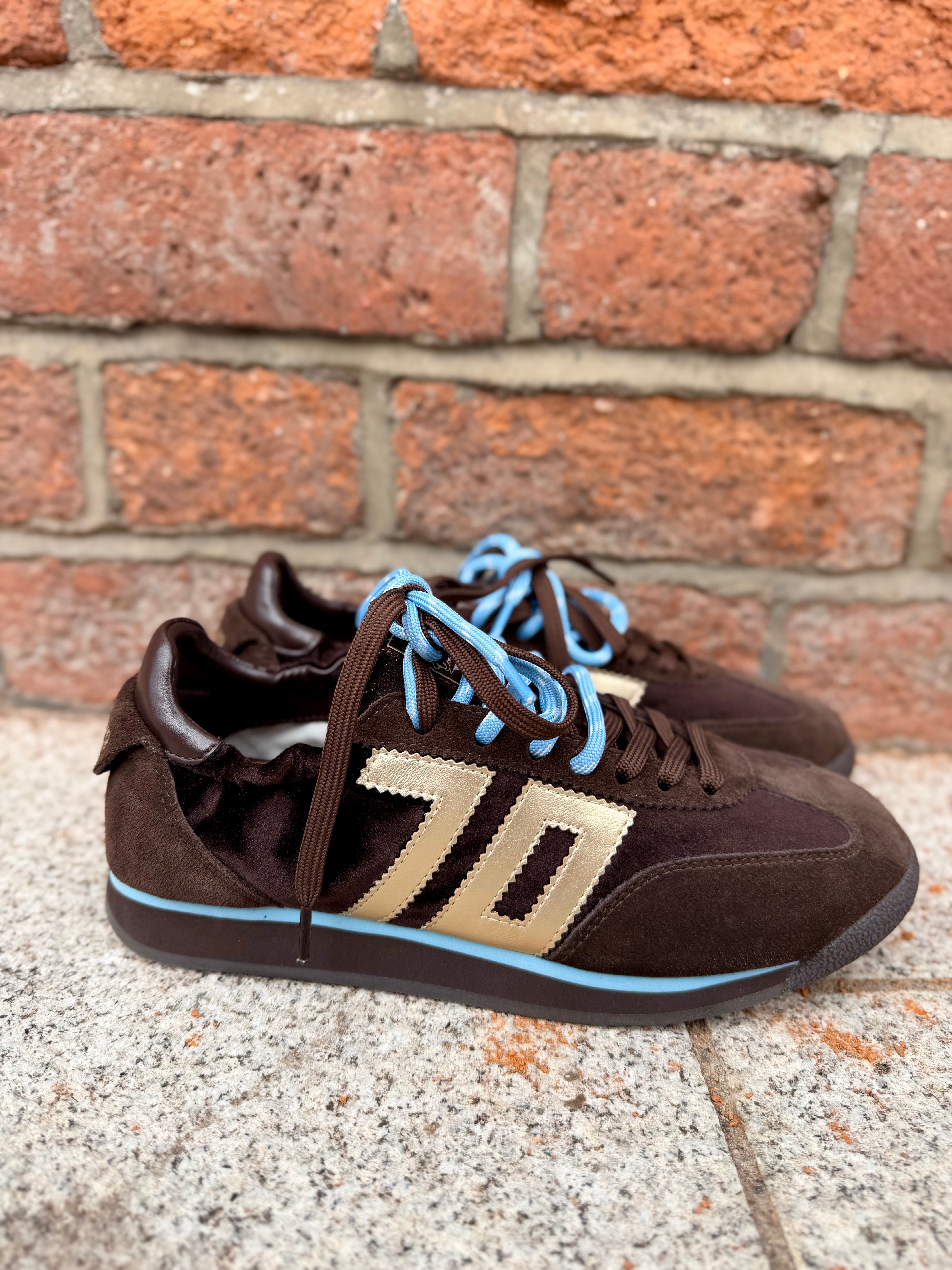 Back 70 Rocket brown suede retro trainers with blue sole detail