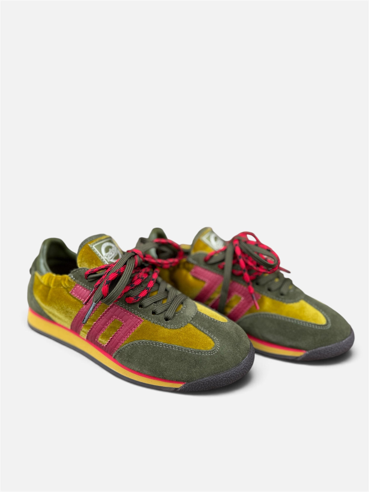 Back 70 Rocket green and red retro trainers – angled pair view