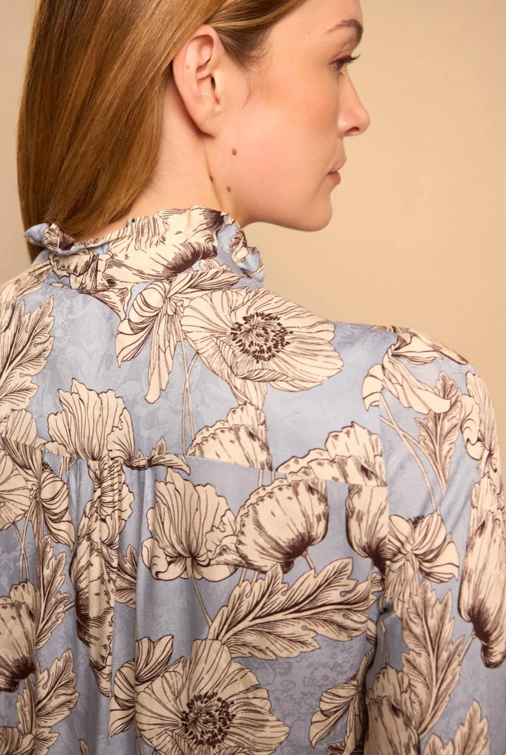 Bariloche Burriana blue floral shirt – back collar and shoulder detail