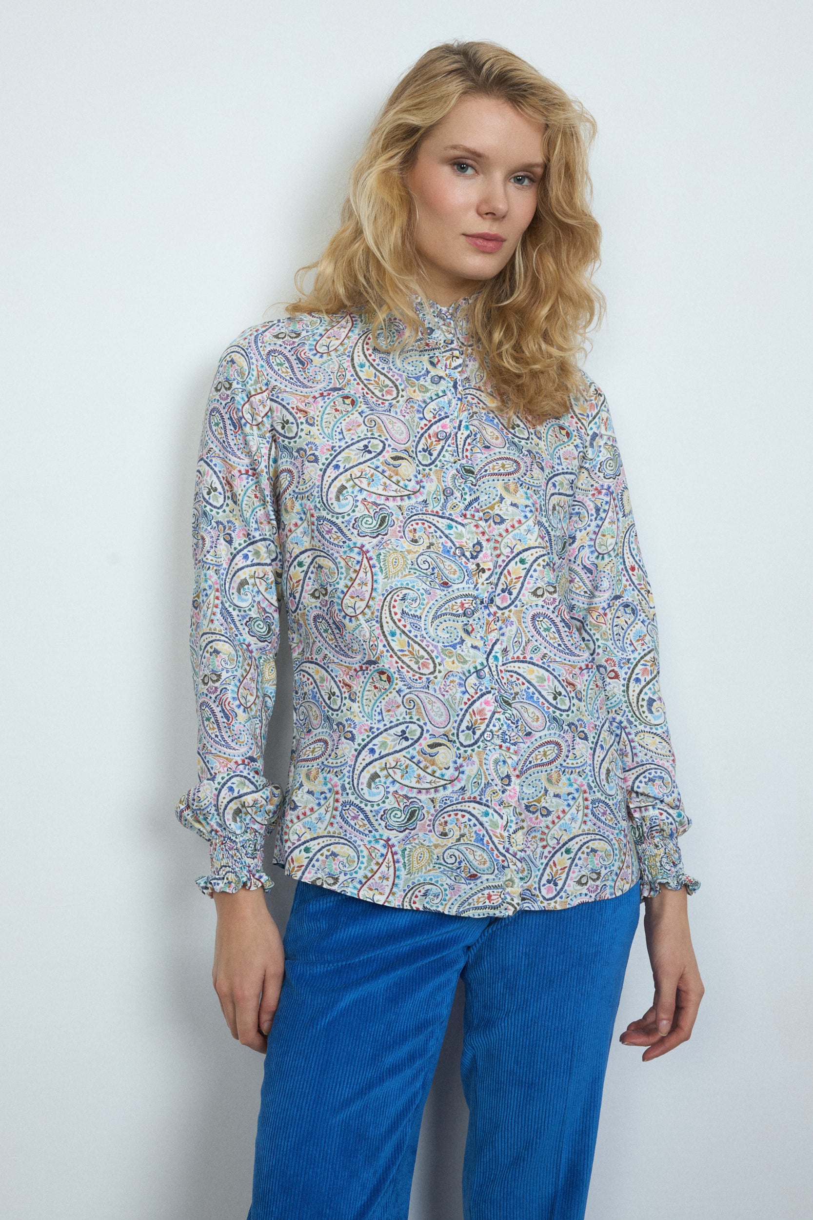 Bariloche Escalona lightweight blouse with pastel paisley pattern