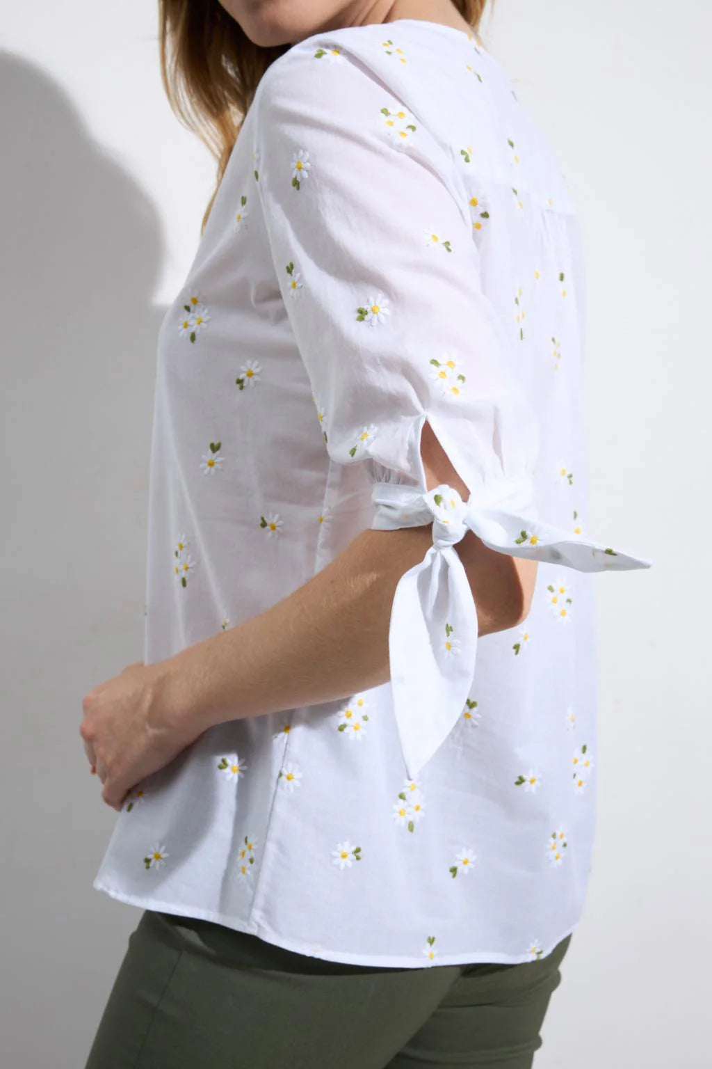 Bariloche Flores white daisy embroidered blouse tie sleeve detail