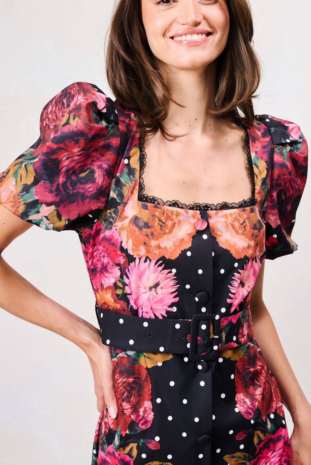 Hope & Ivy Rinna black floral midi dress with square neckline and puff sleeves – bodice detail