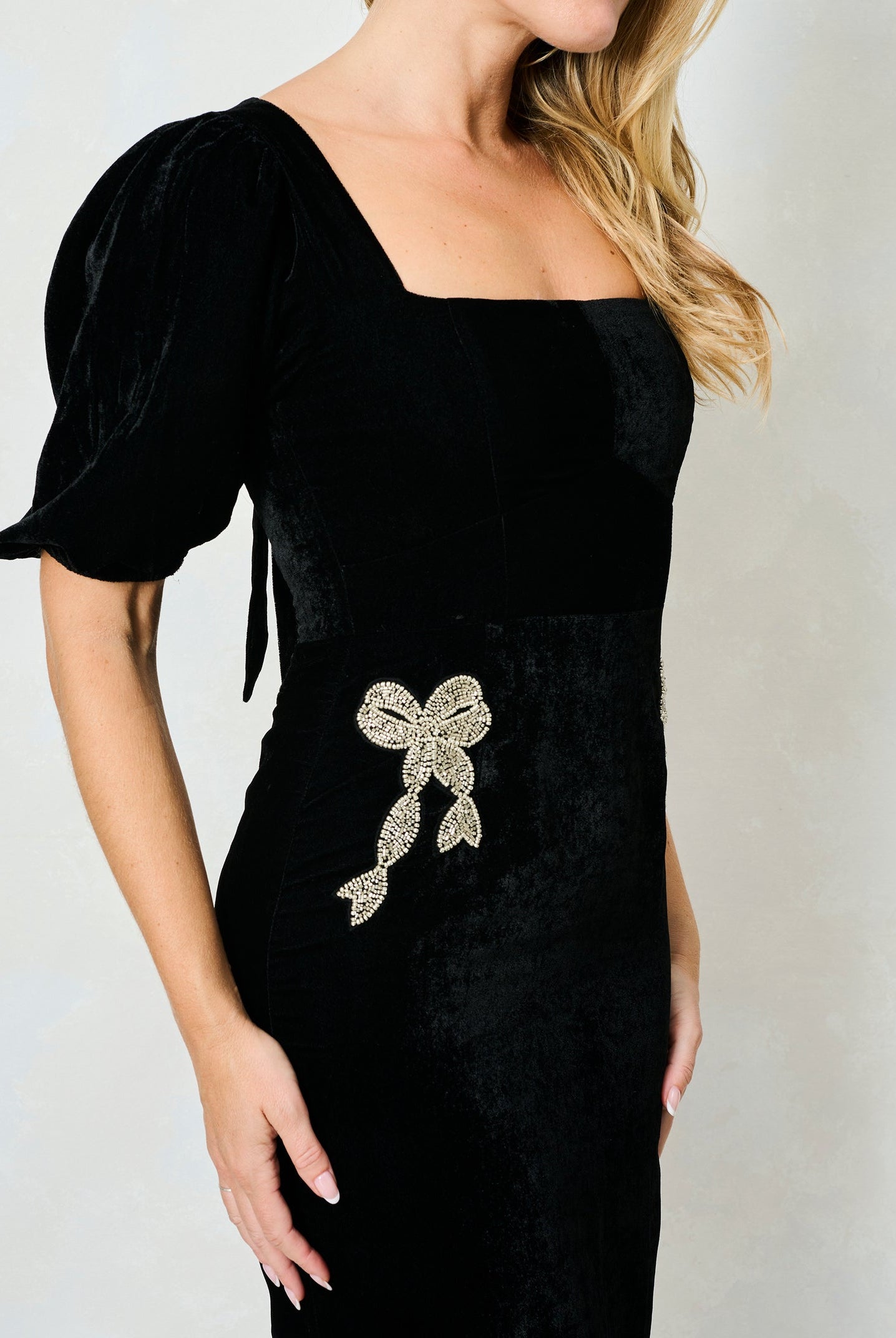 Hope & Ivy Alba Black Velvet Midi Dress – sparkling bow embellishment close‑up