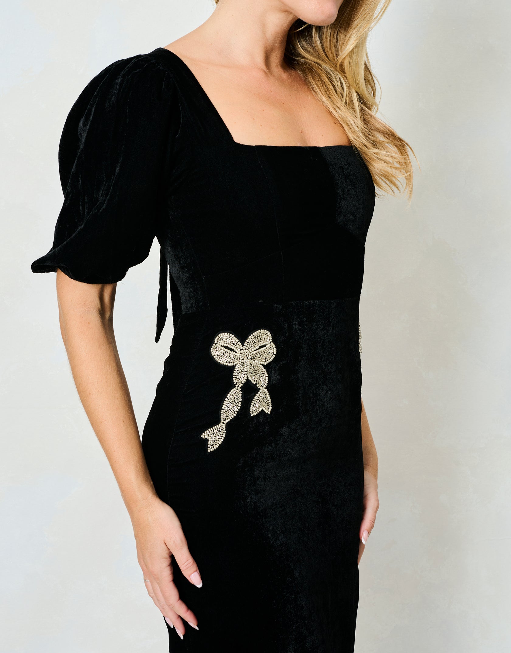 Hope & Ivy Alba Black Velvet Midi Dress – sparkling bow embellishment close‑up