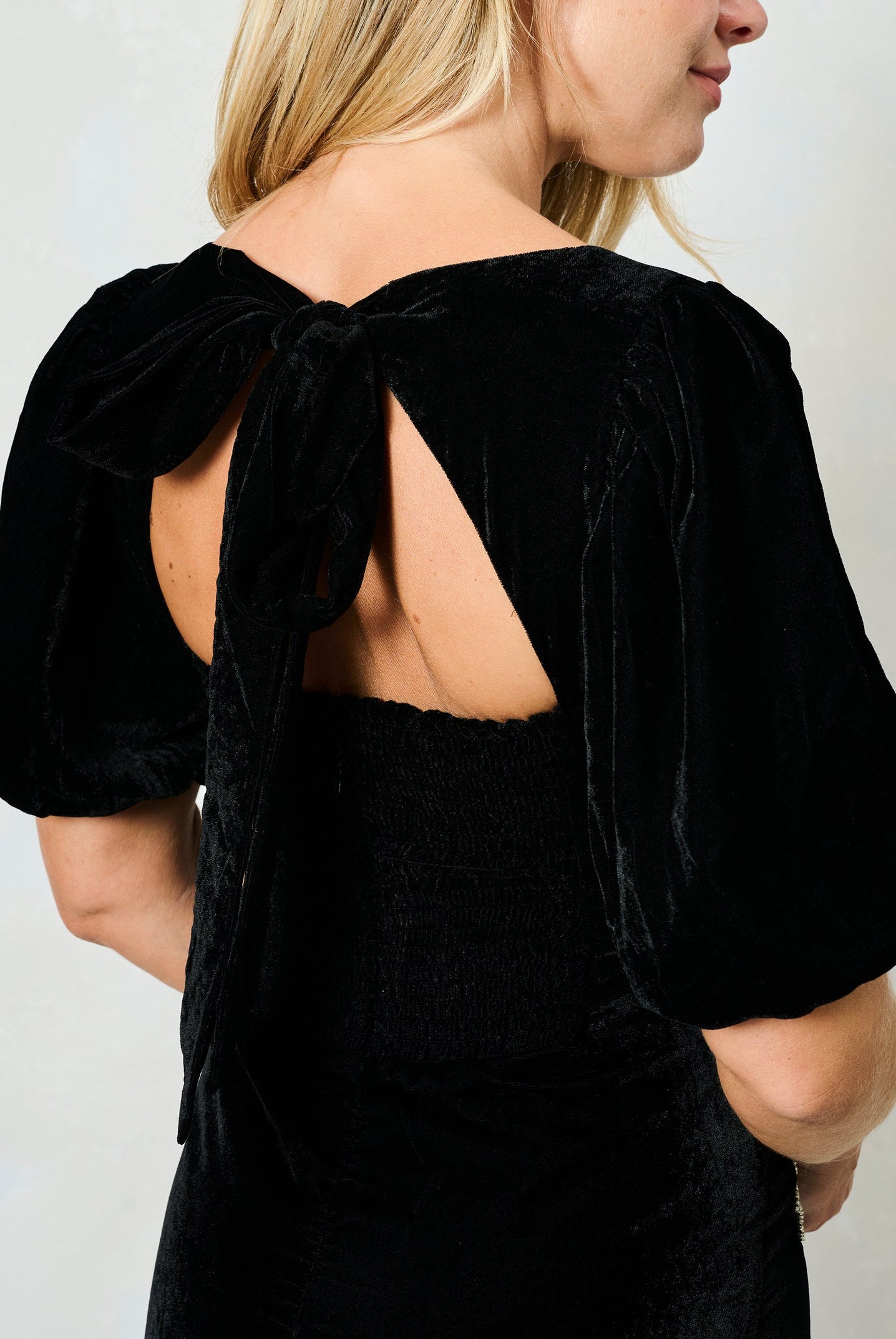 Hope & Ivy Alba Black Velvet Midi Dress – back bow tie and keyhole opening