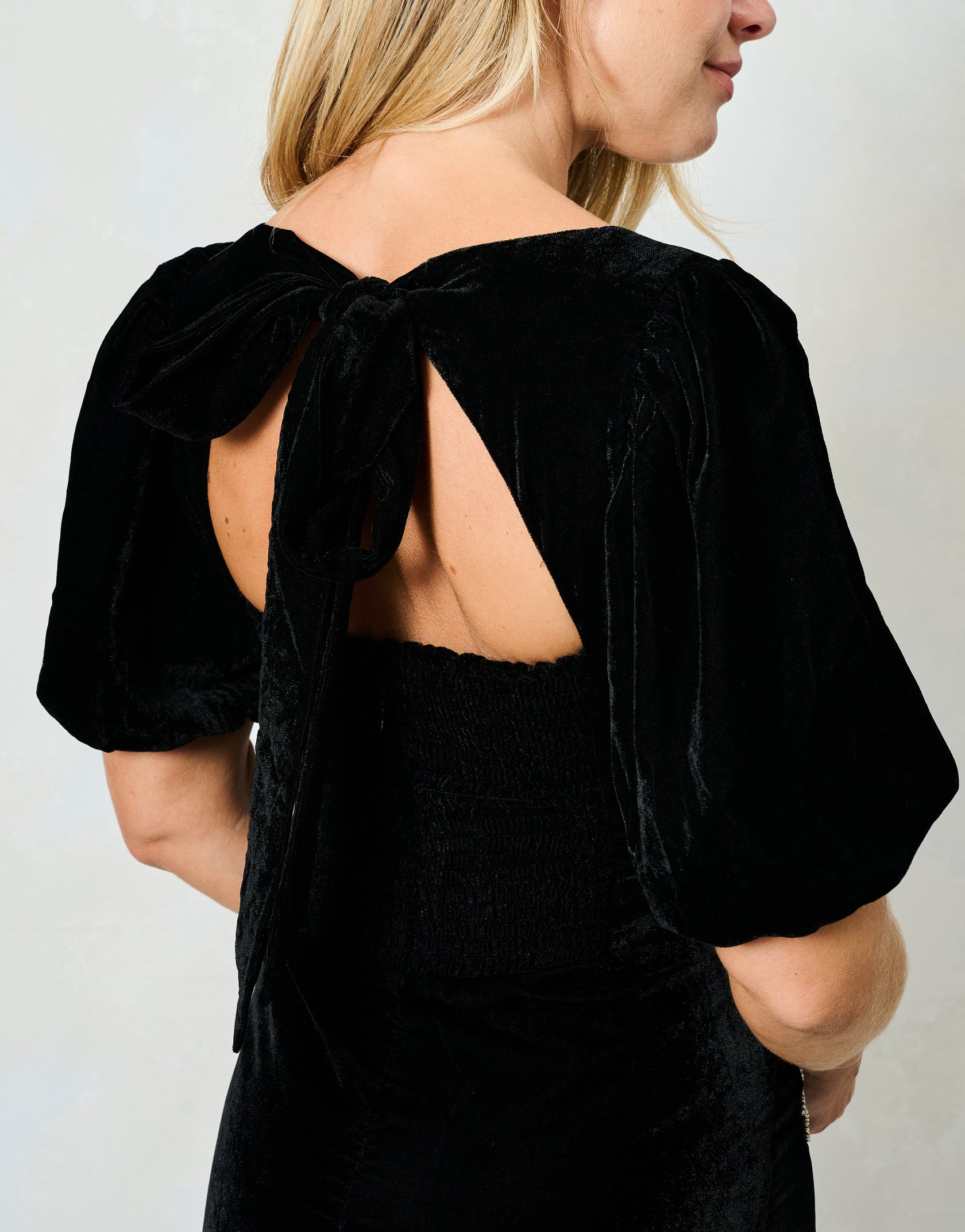 Hope & Ivy Alba Black Velvet Midi Dress – back bow tie and keyhole opening