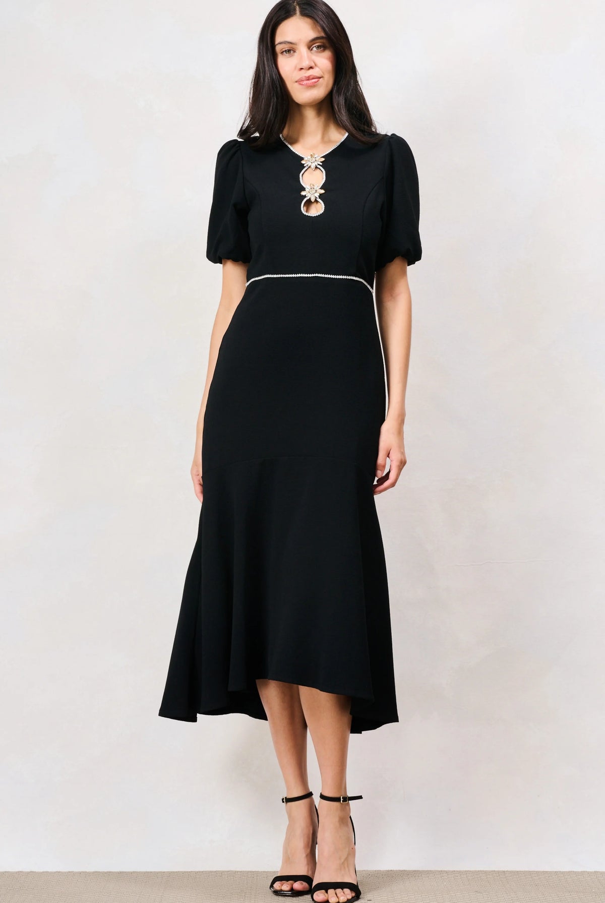 Hope & Ivy Sutton black puff sleeve midi dress with silver waist trim – front model view