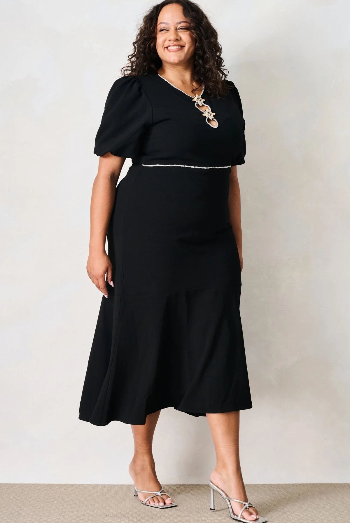 Hope & Ivy Sutton black midi dress with silver waist trim – three-quarter model view