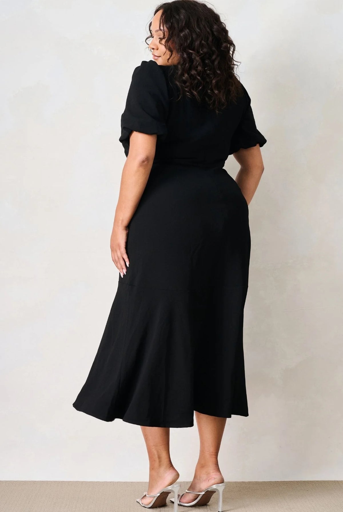 Hope & Ivy Sutton black puff sleeve midi dress with softly flared skirt – rear curve model view