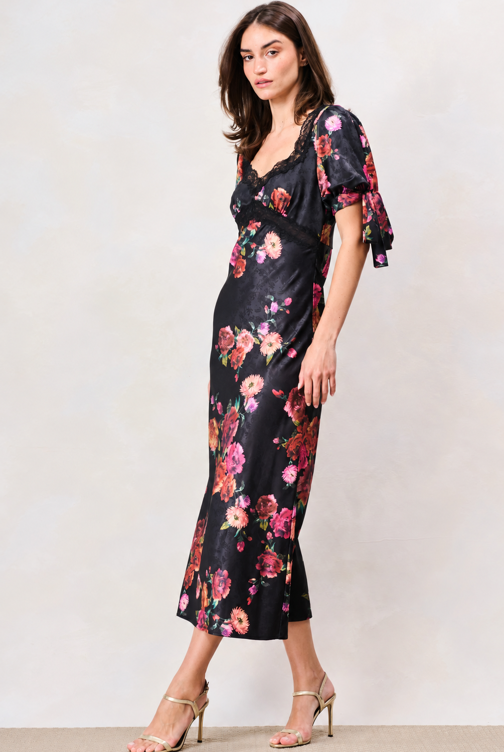 Hope & Ivy Tanya floral satin midi dress with puff sleeves – side model view