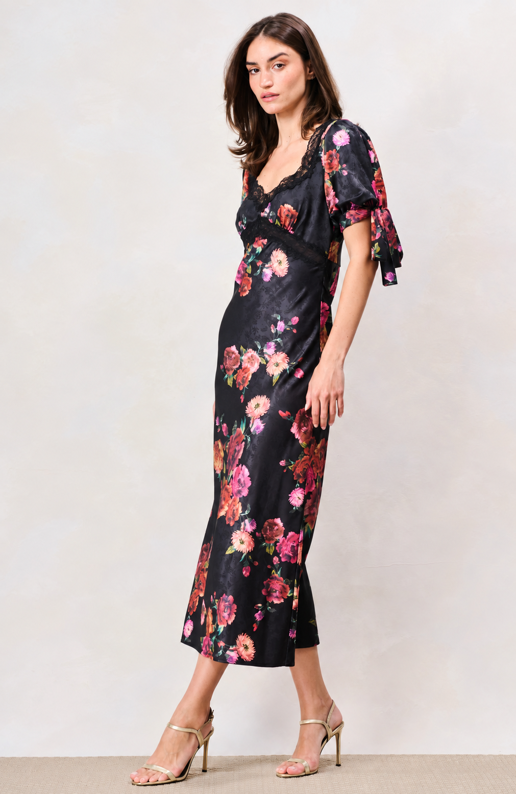 Hope & Ivy Tanya floral satin midi dress with puff sleeves – side model view