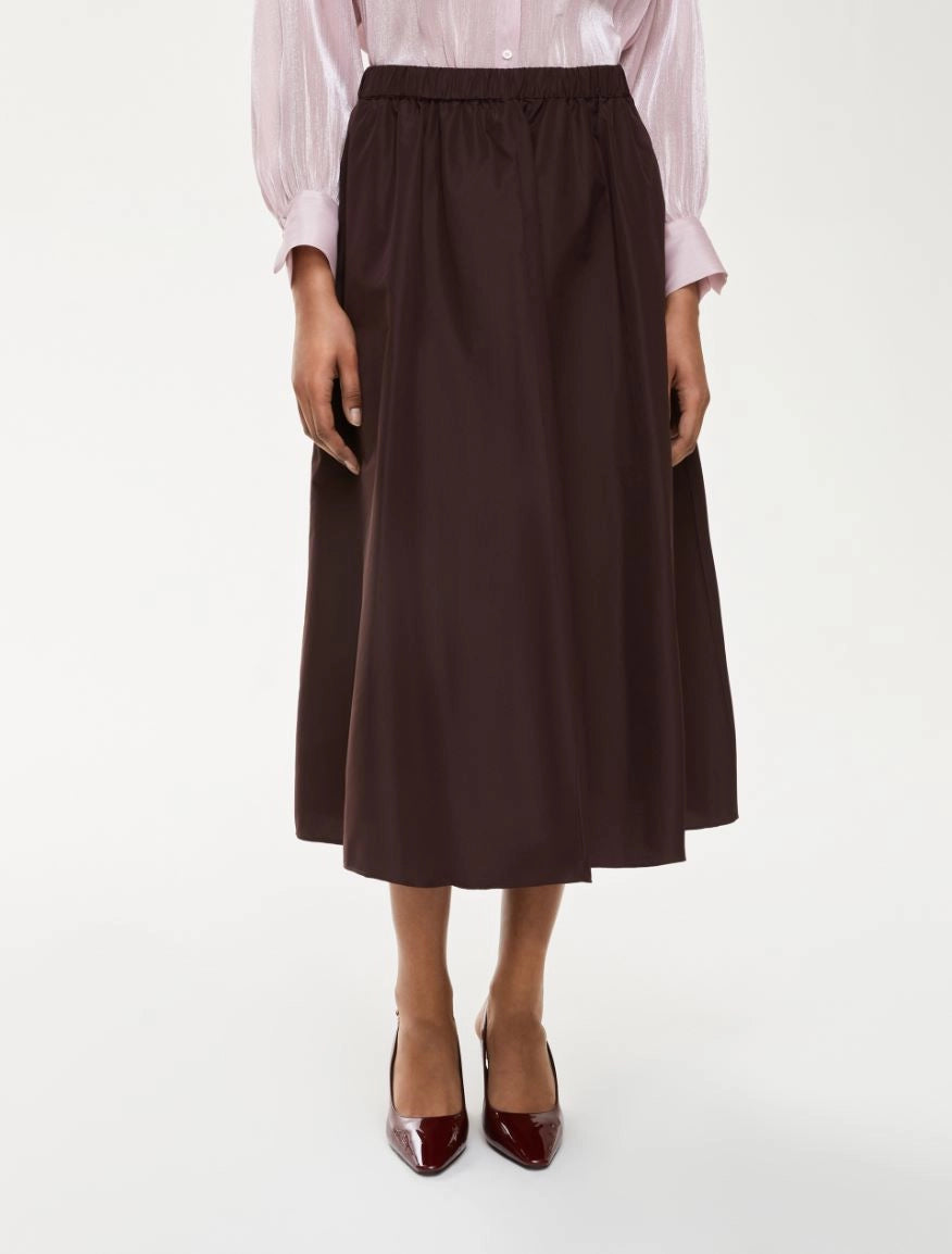 Front view of iBlues Cavallo burgundy midi skirt styled with heels