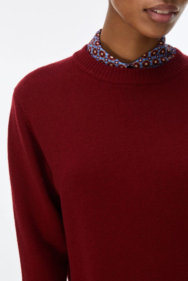 Close-up of iBlues Iblafona burgundy crew neck jumper and ribbed neckline