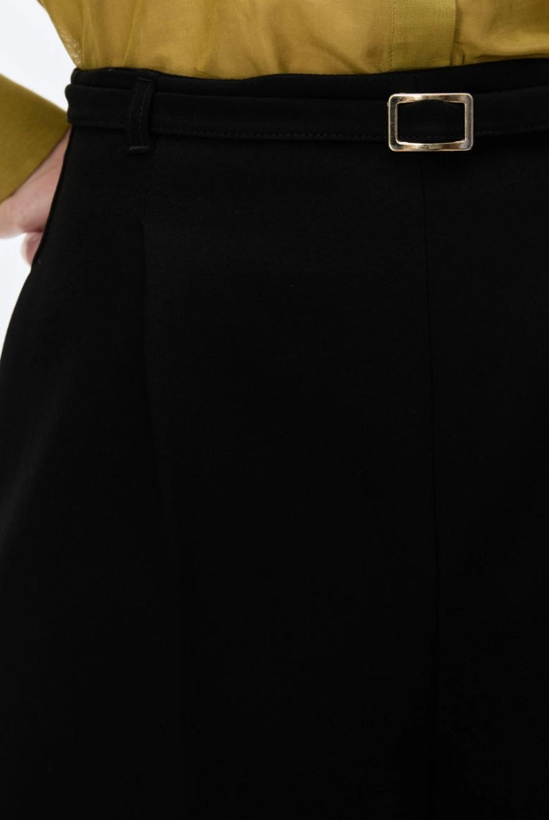 Close-up of iBlues Iblbambina black shorts with slim buckle belt