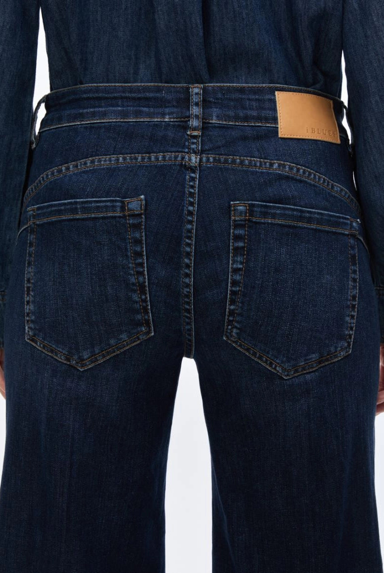 Close-up of iBlues Iblbianca jeans showing back pockets and branded waistband patch