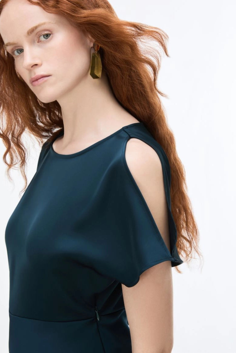 Close-up of iBlues Iblfiesta round neckline and cut-out split sleeve