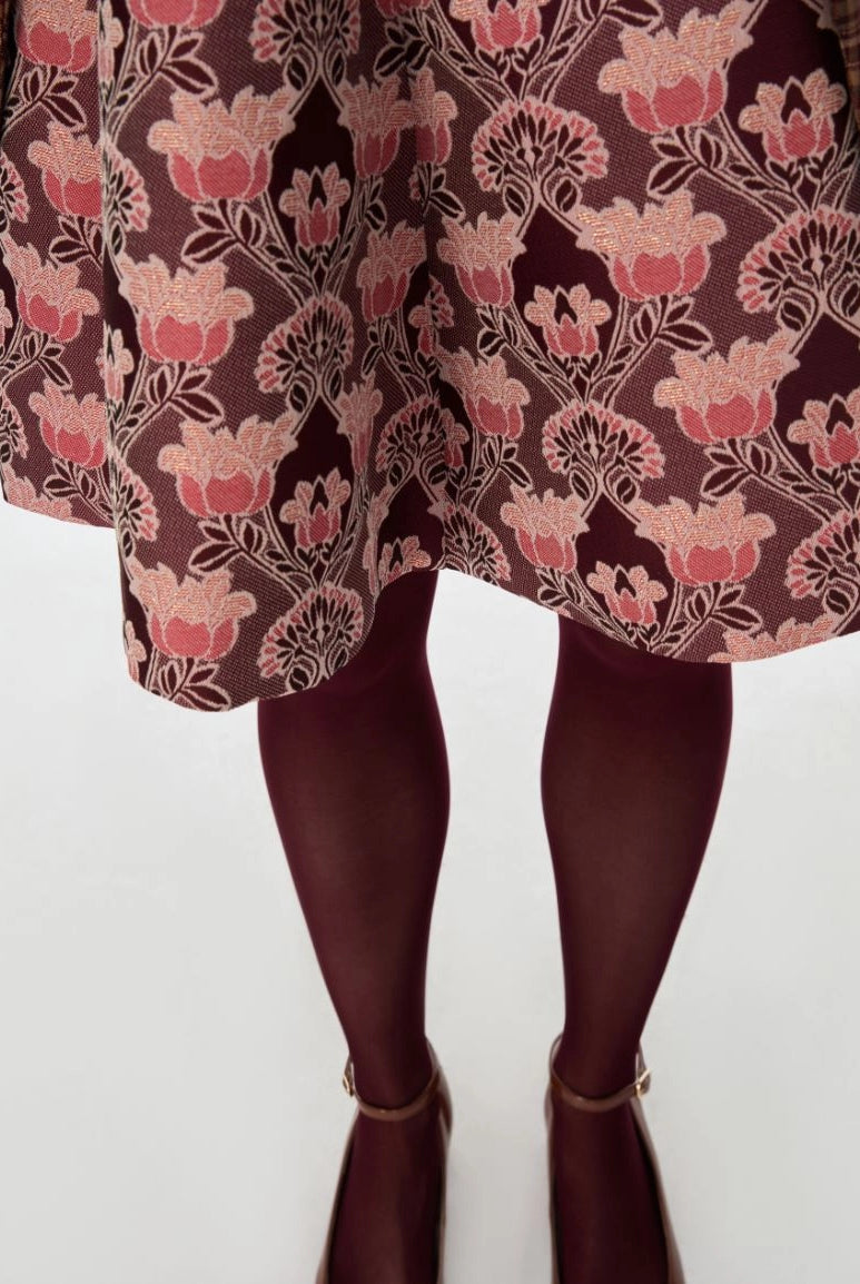 Close-up of iBlues Iblghinea pink lurex jacquard mini skirt and curved hem