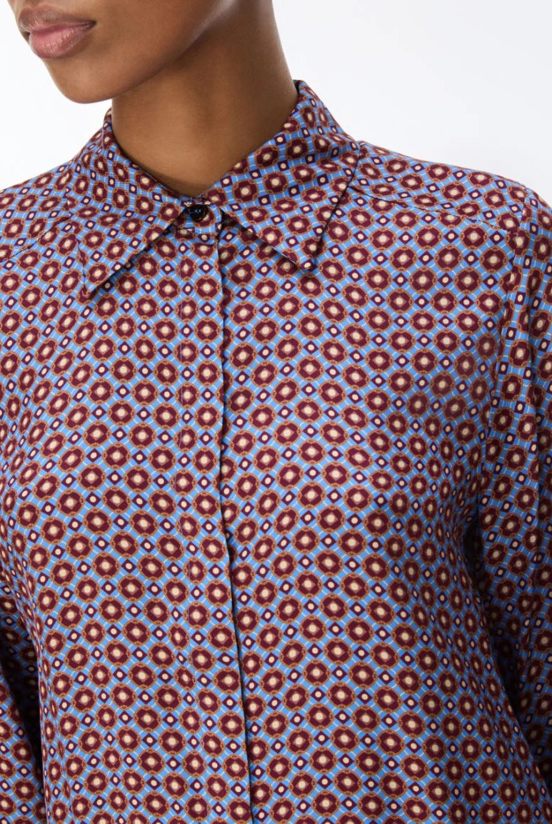 Close-up of iBlues Iblodissea geometric print shirt collar and concealed buttons