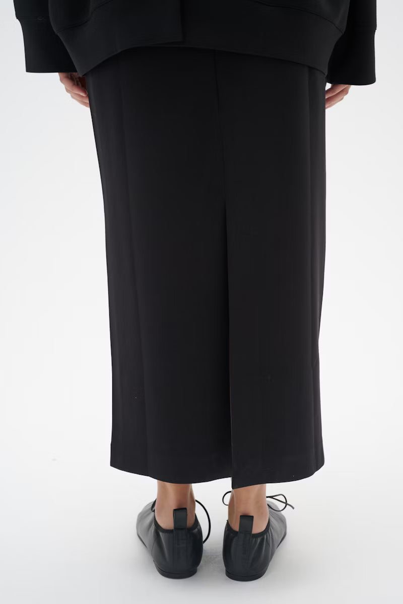 Back hem detail of InWear AidaI black midi skirt