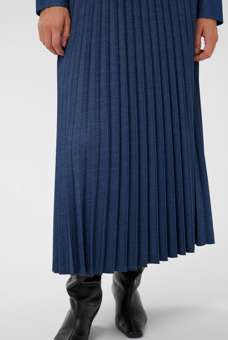 Front close-up of the pleated InWear Cherrie long skirt in denim blue