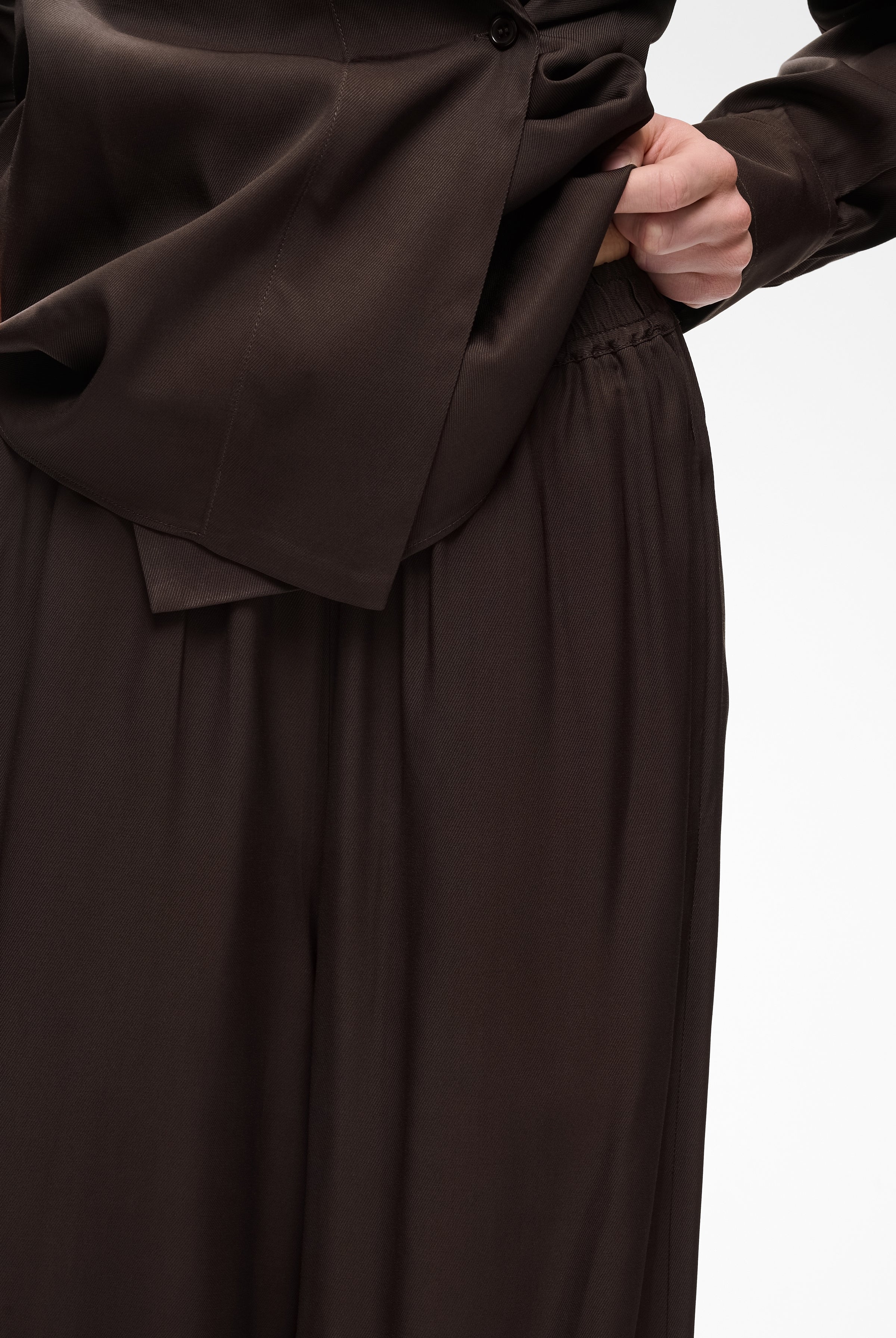 Front view of InWear Meryl brown balloon trousers