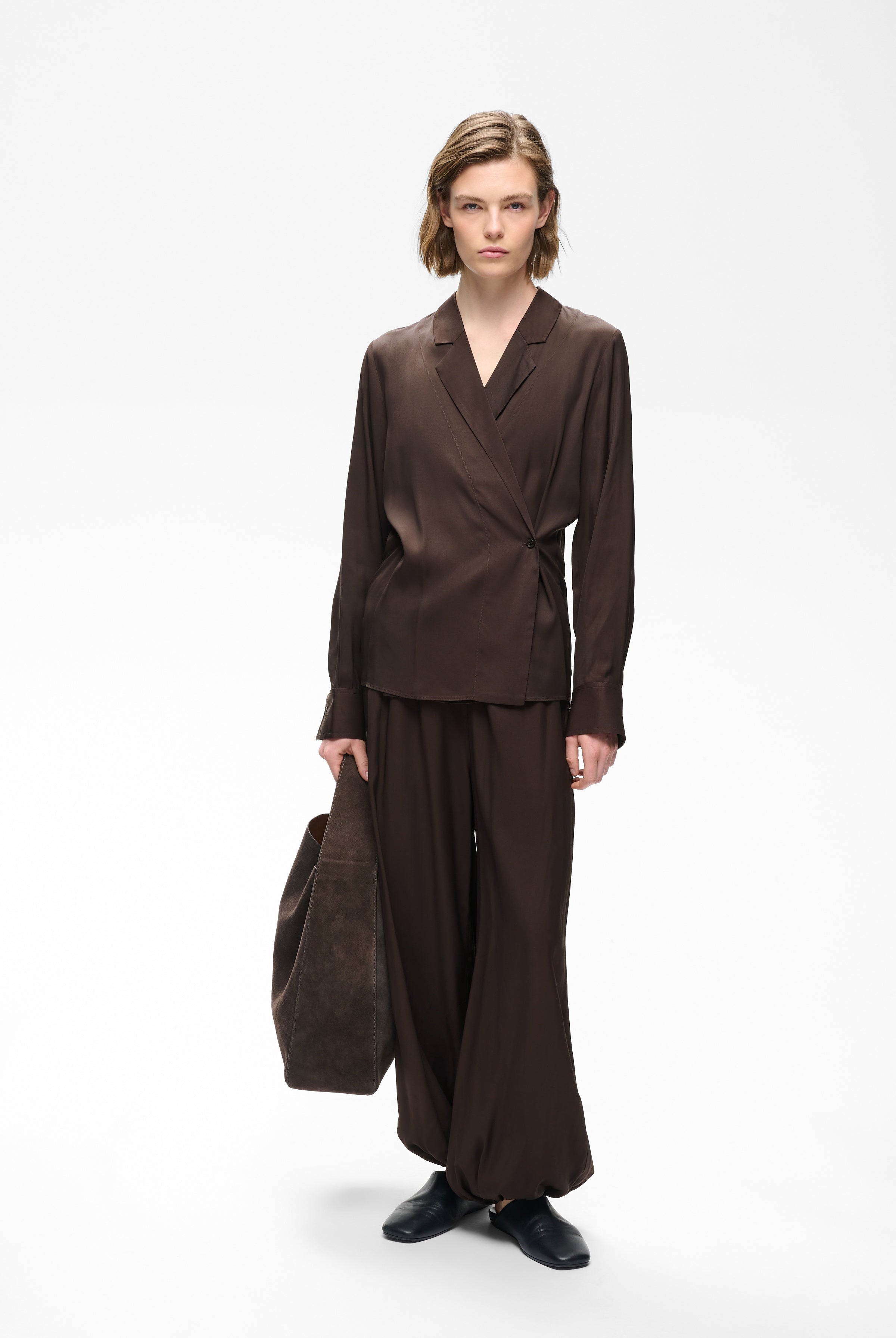 Full outfit featuring InWear Meryl chocolate brown balloon trousers