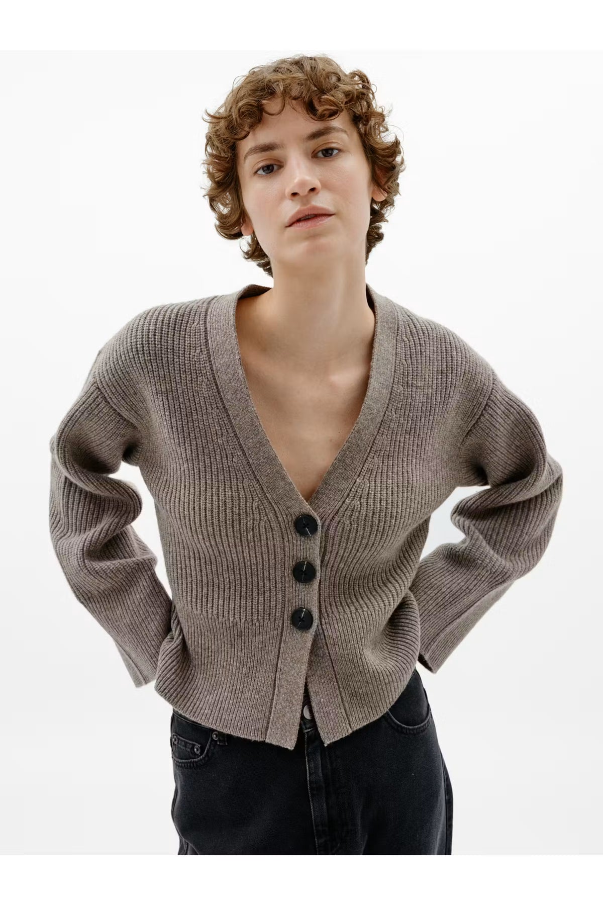 MInWear Noomi Kaxy taupe ribbed V-neck cardigan – front model view