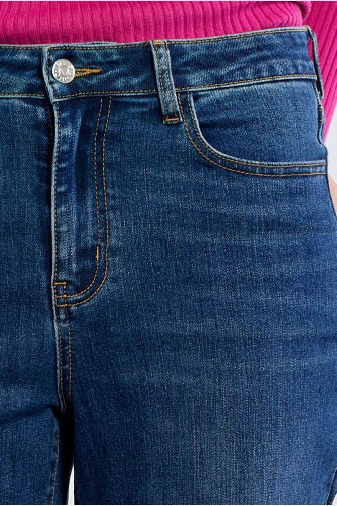 Lili Sidonio dark wash jeans high waist and pocket detail close-up
