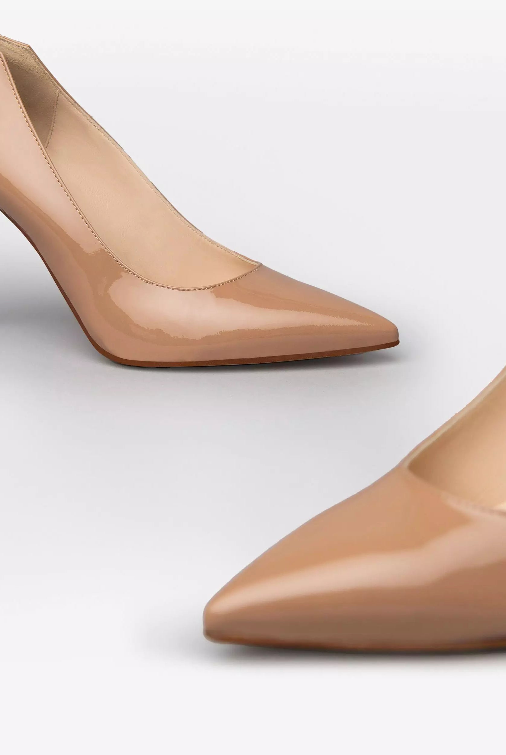 NeroGiardini nude patent court shoe, pointed toe close-up