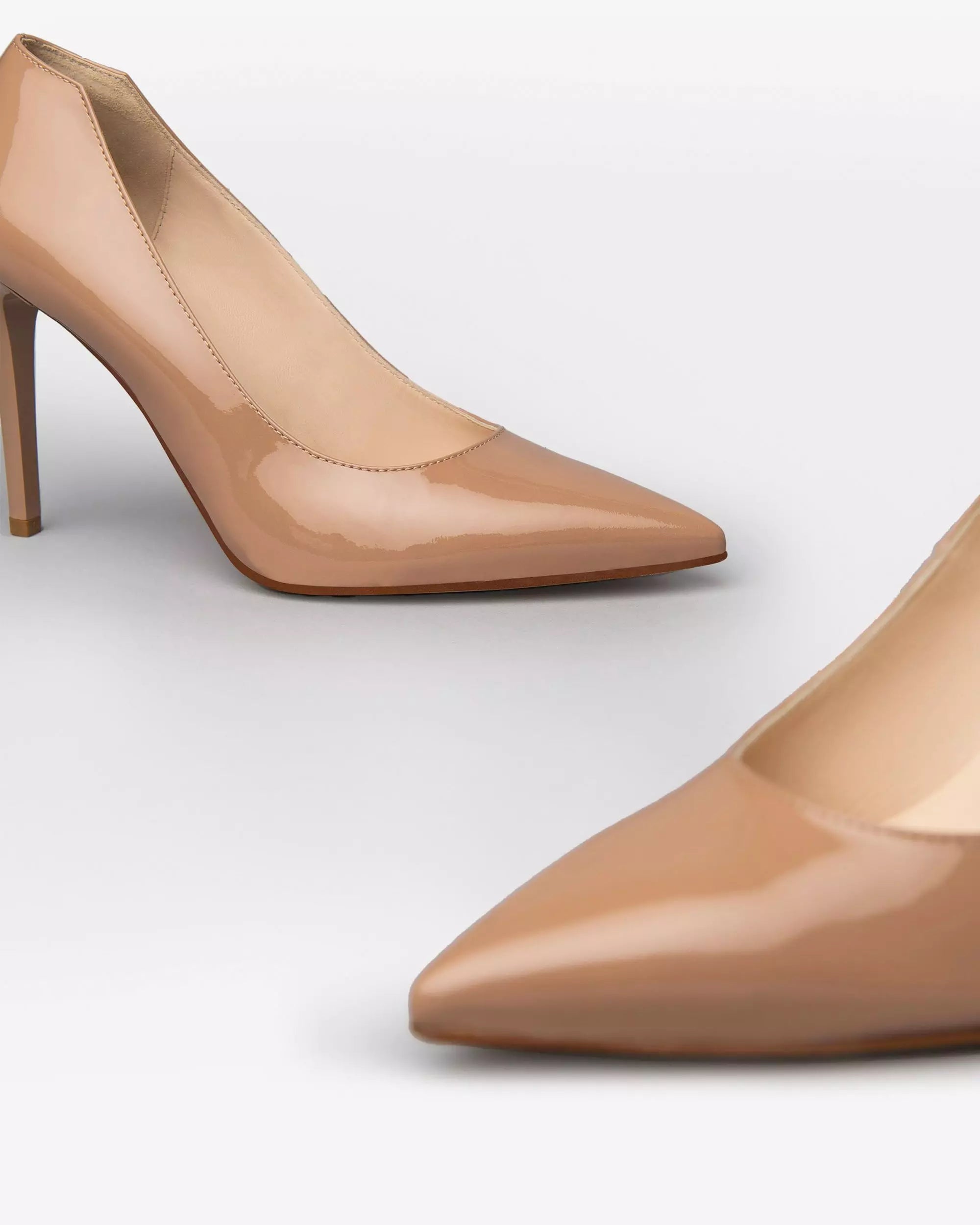 NeroGiardini nude patent court shoe, pointed toe close-up