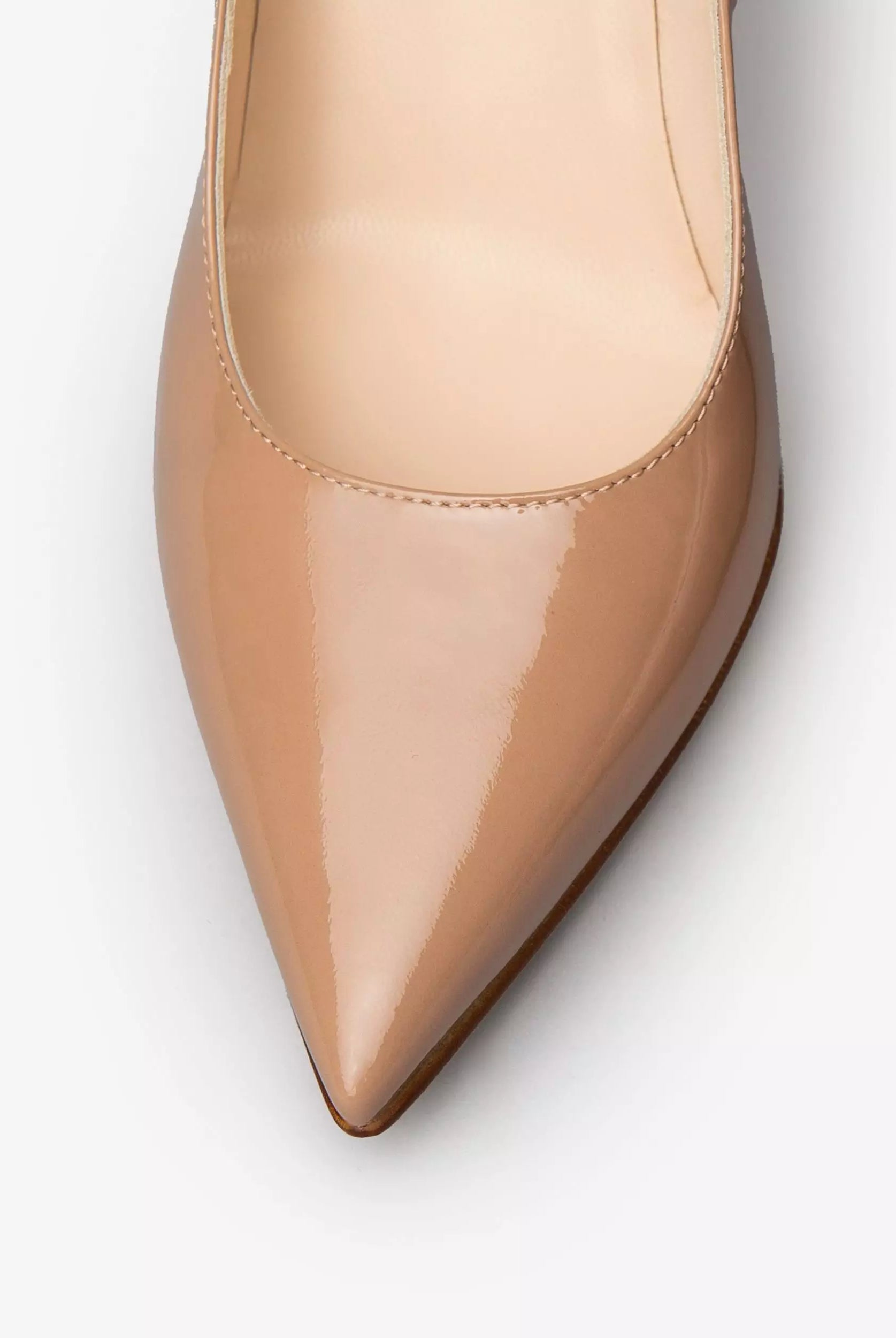 NeroGiardini nude patent court shoe, close-up of pointed toe