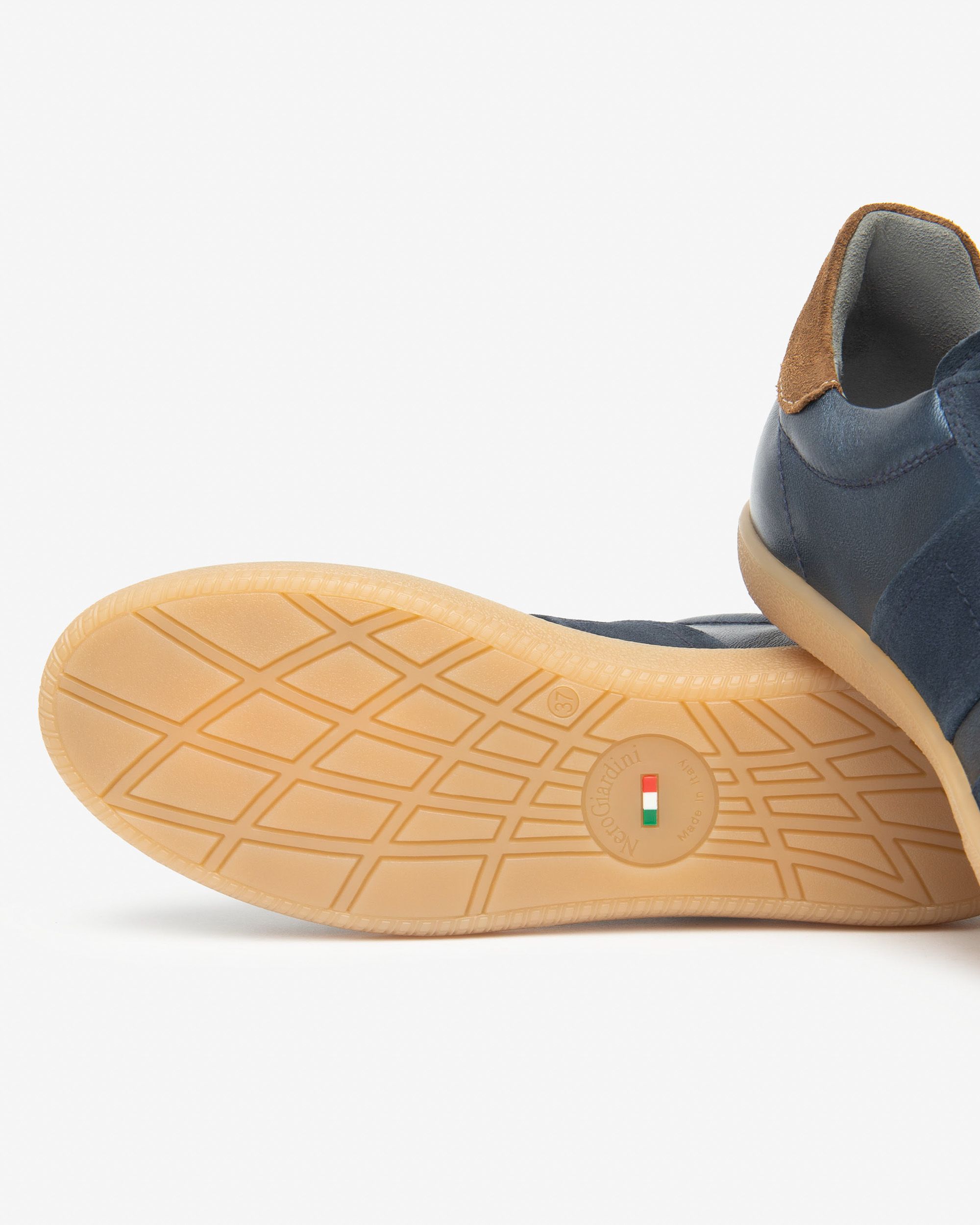 NeroGiardini navy trainers with logo detail – bottom sole showing Italian flag