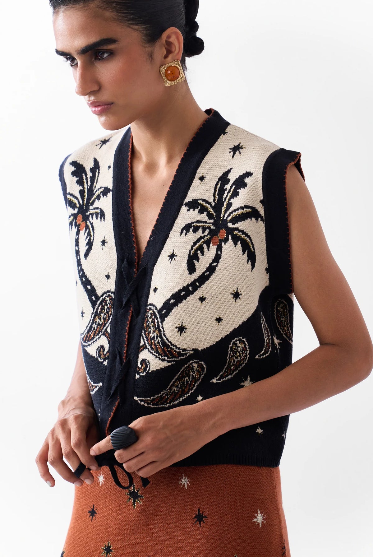 NOIB Lola knitted waistcoat with V-neck, tie-front fastening and tropical jacquard pattern – close-up.