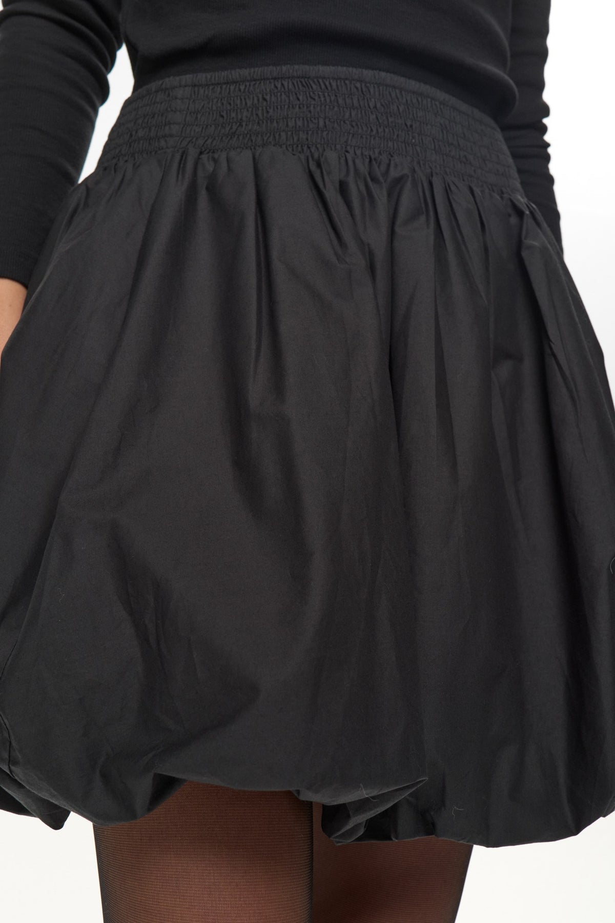 Close-up of Numph Nunima skirt in black with gathered balloon fabric