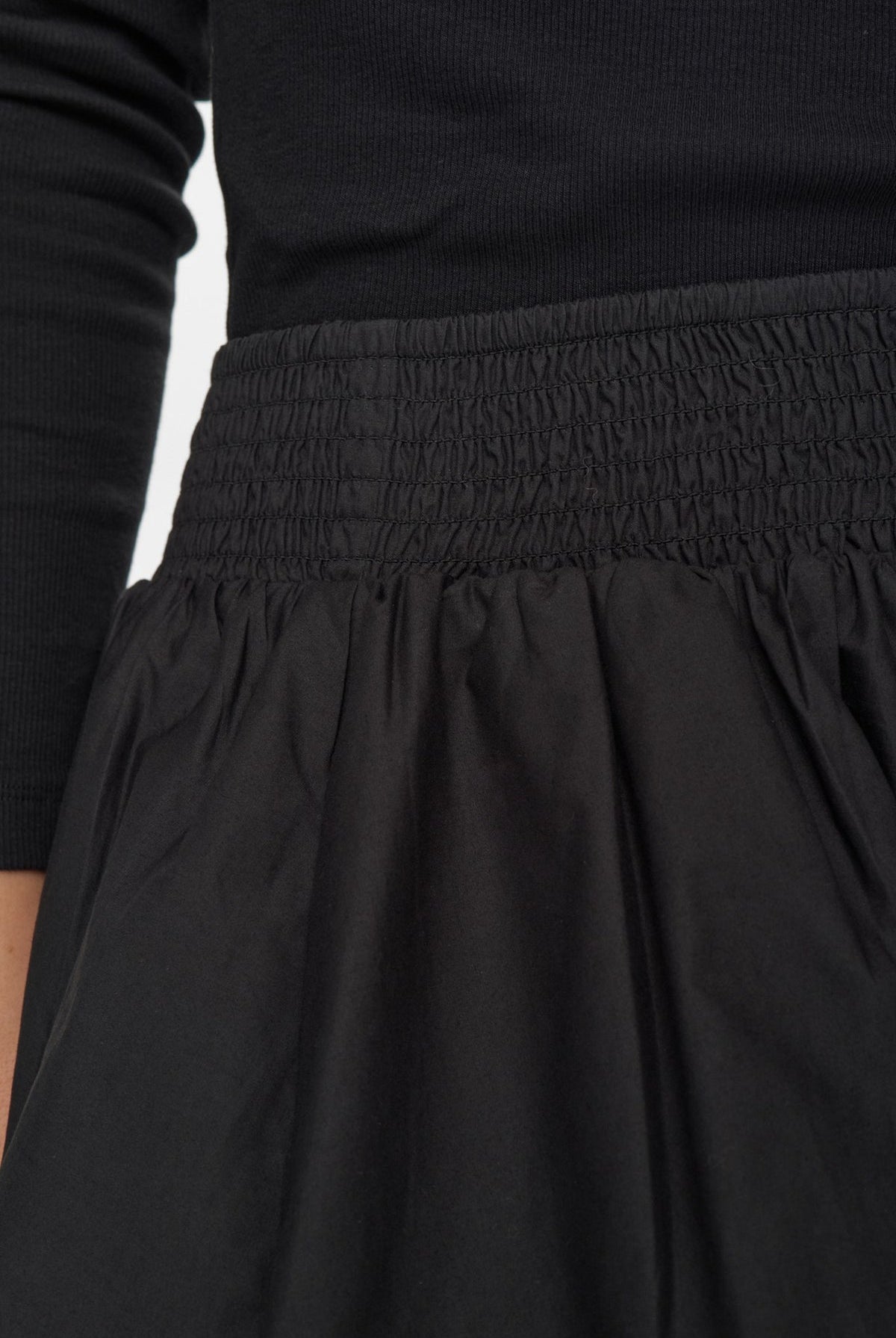 Detail view of smocked waistband on Numph Nunima skirt