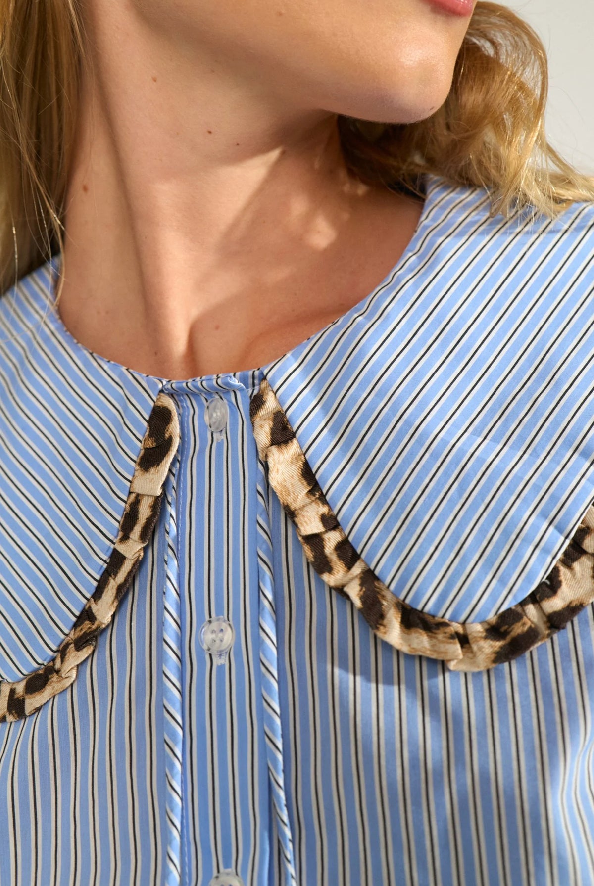 Nümph Numayana blue stripe shirt with oversized leopard-trim Peter Pan collar – neckline close-up
