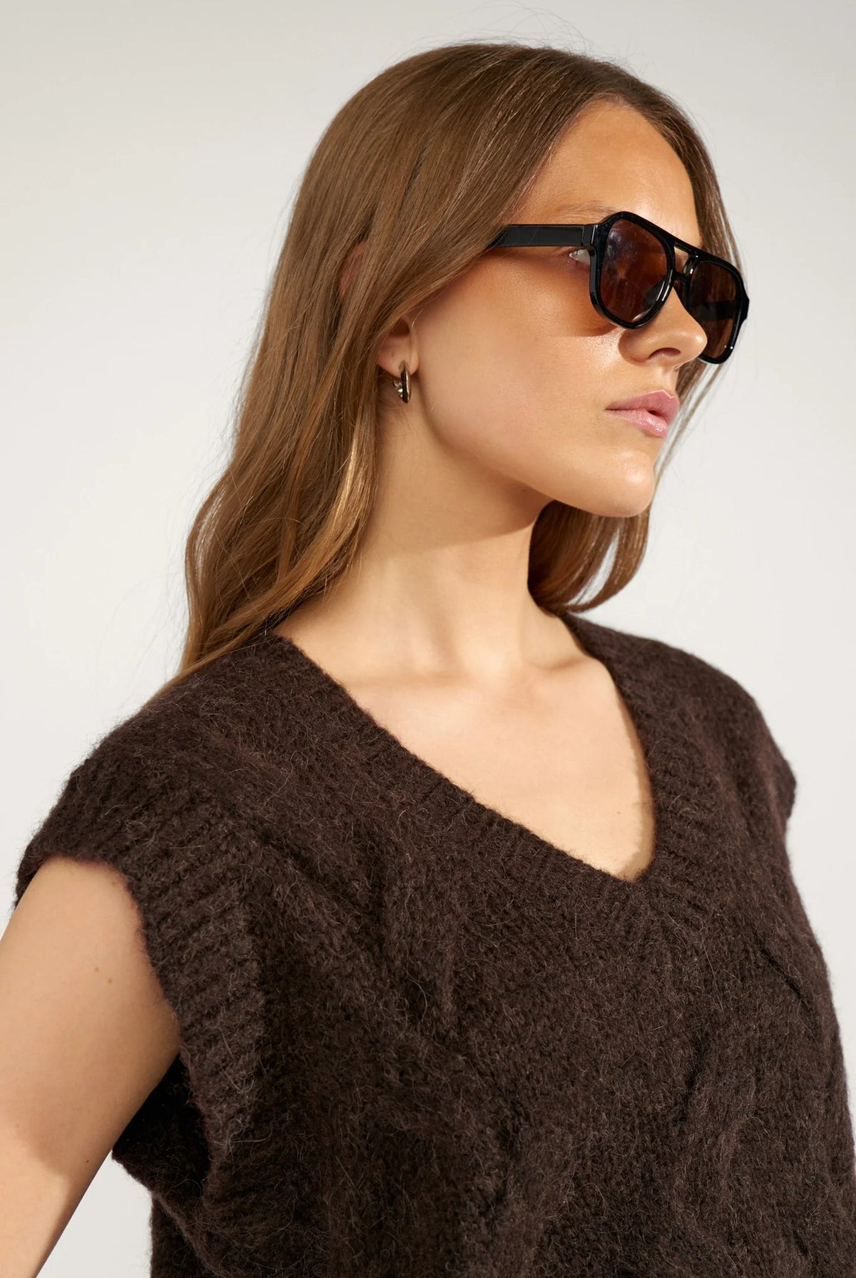 Nümph Nualmas Black Coffee knitted vest with V-neck and textured cable knit – model detail view
