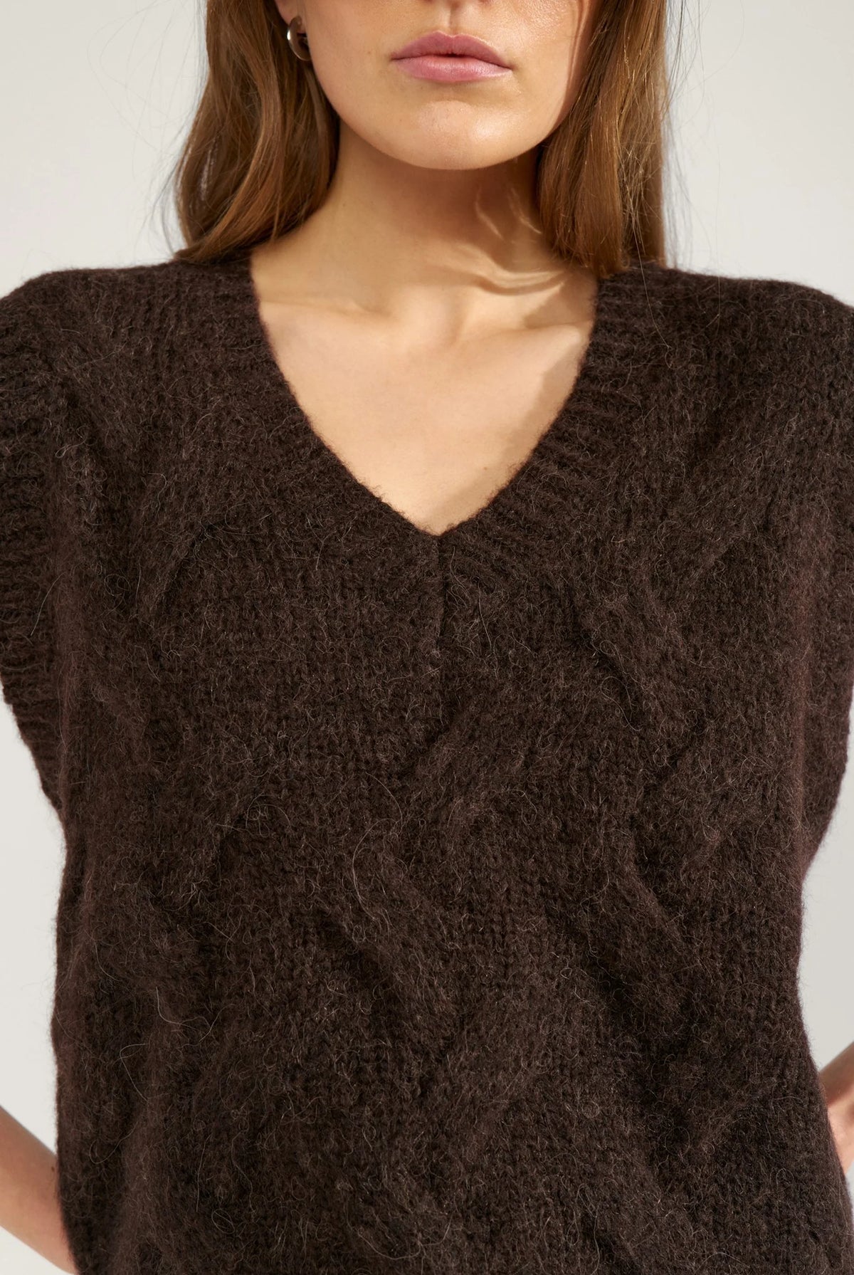 Nümph Nualmas Black Coffee cable knit vest with deep V-neck – neckline detail
