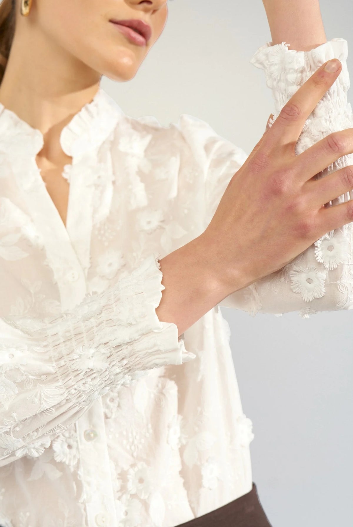 Nümph Nulenea white floral blouse with gathered cuff and embroidered flower detail – close-up view