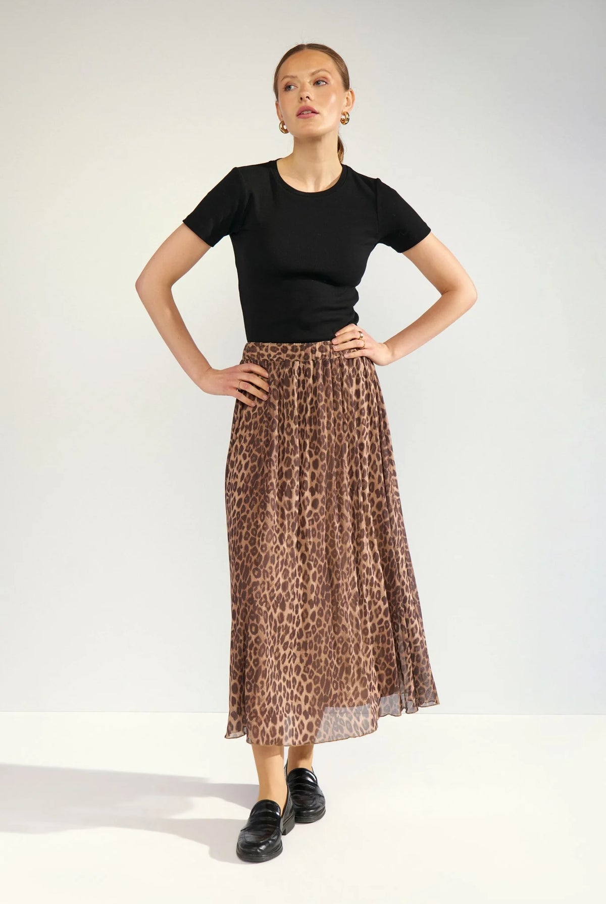 Nümph Nulionis leopard print midi skirt styled with fitted black T-shirt – full outfit view