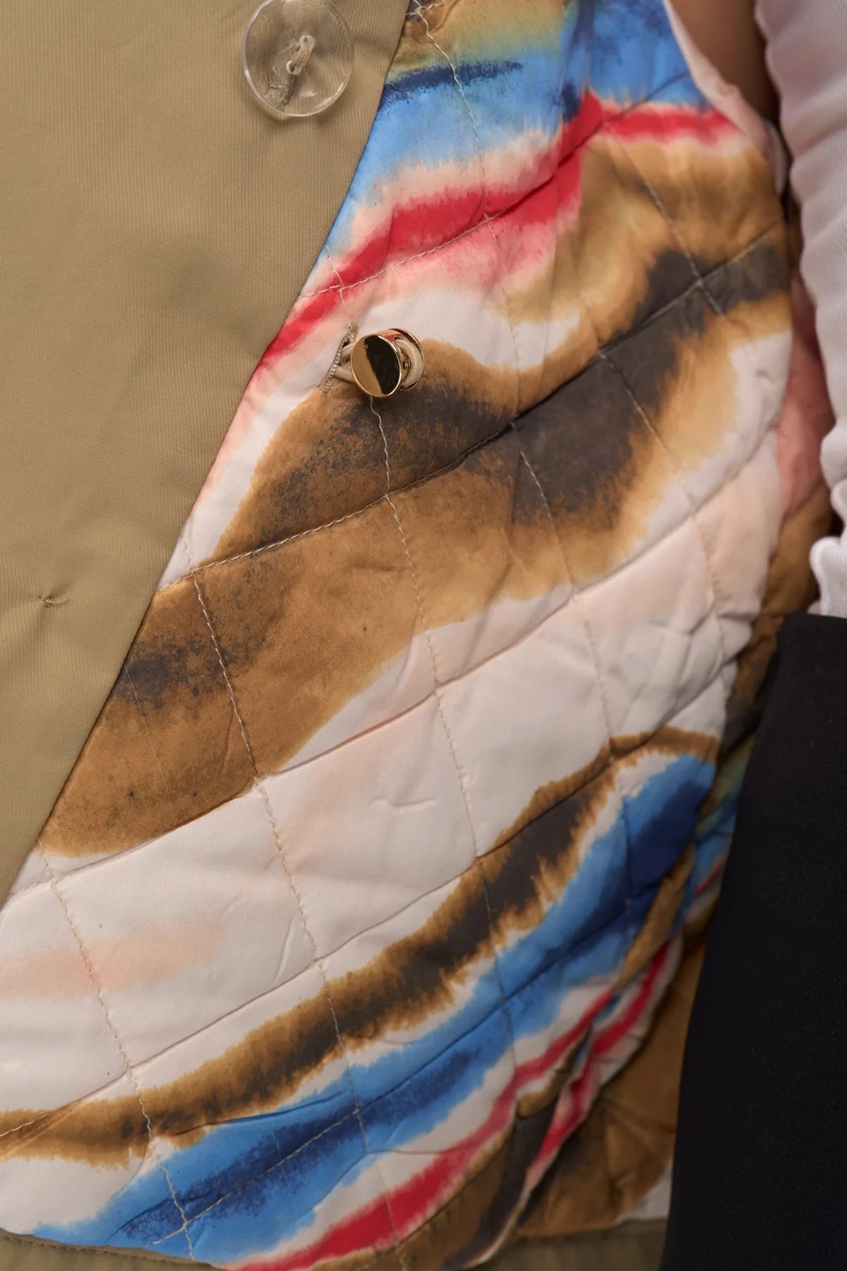 Numph Nuflorian short trench jacket printed lining detail