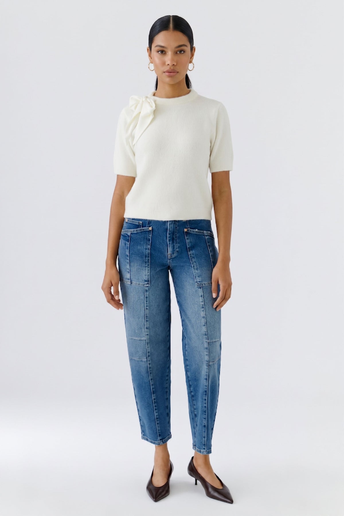 Oui mid-blue barrel leg jeans with cropped ankle length – full model view