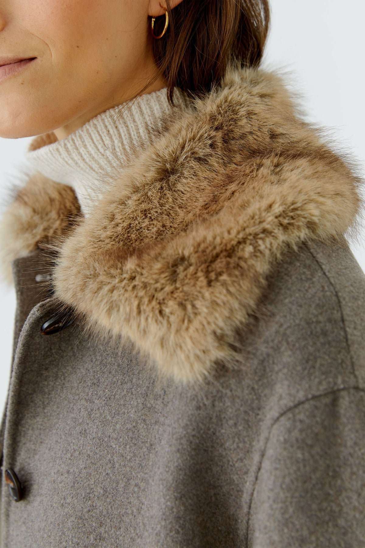 Oui taupe jacket with detachable faux fur collar – close-up neckline detail