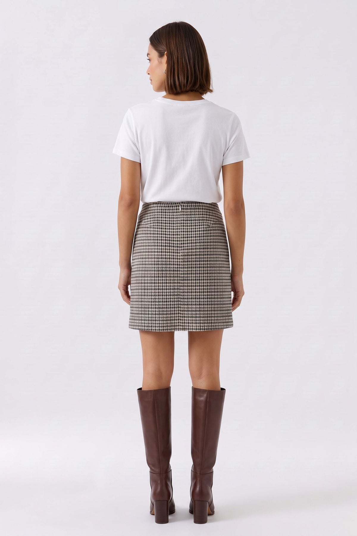 Oui brown and stone houndstooth mini skirt – back model view