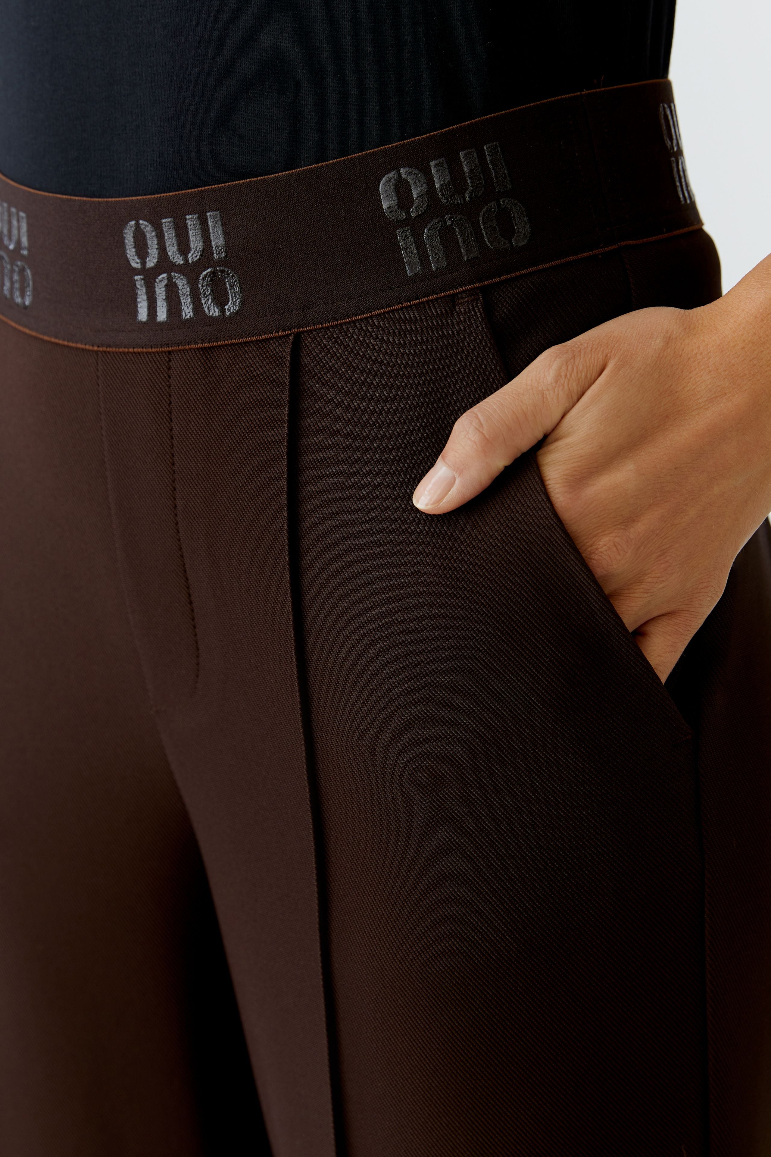 Oui brown trousers — close-up waistband and pocket