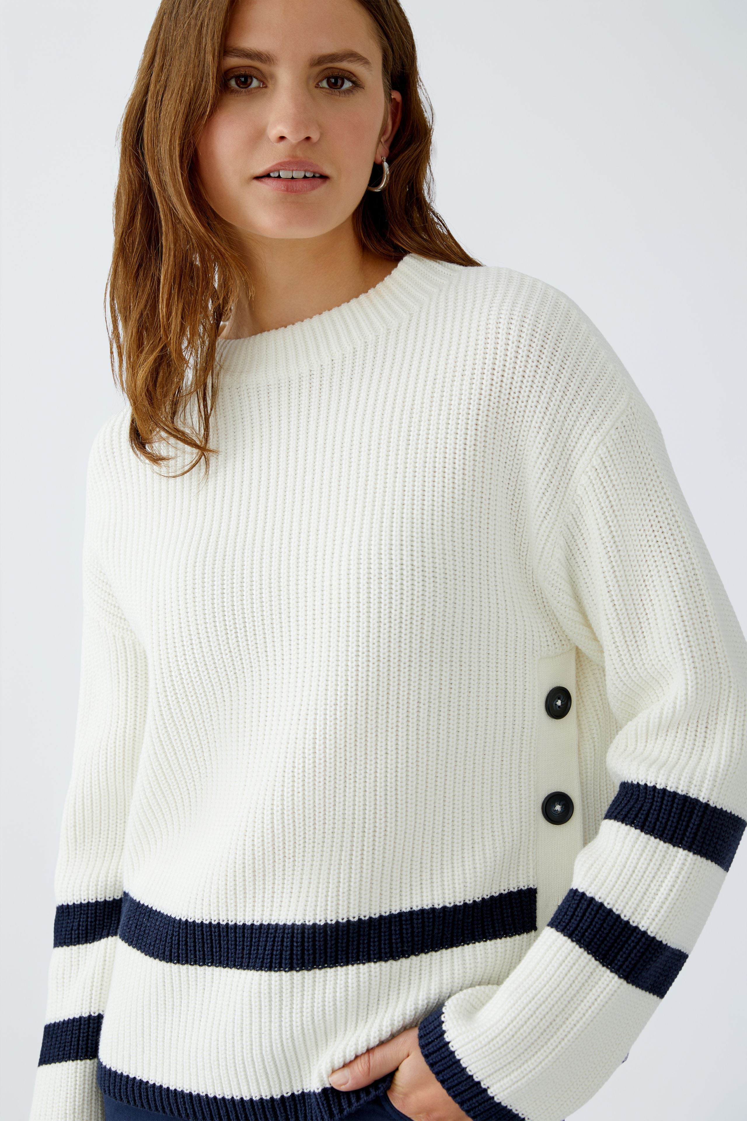 Oui Viniah close-up of crew neck and navy sleeve stripe on ribbed jumper
