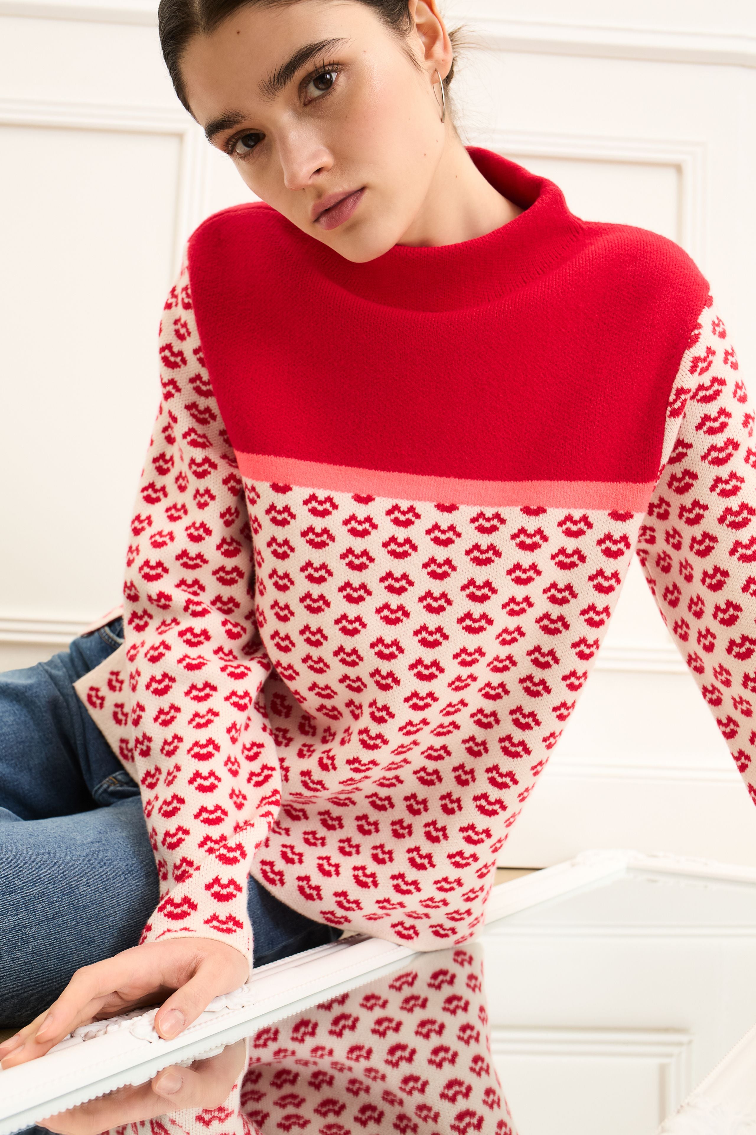Oui Red and white lip print knit paired with high-rise jeans
