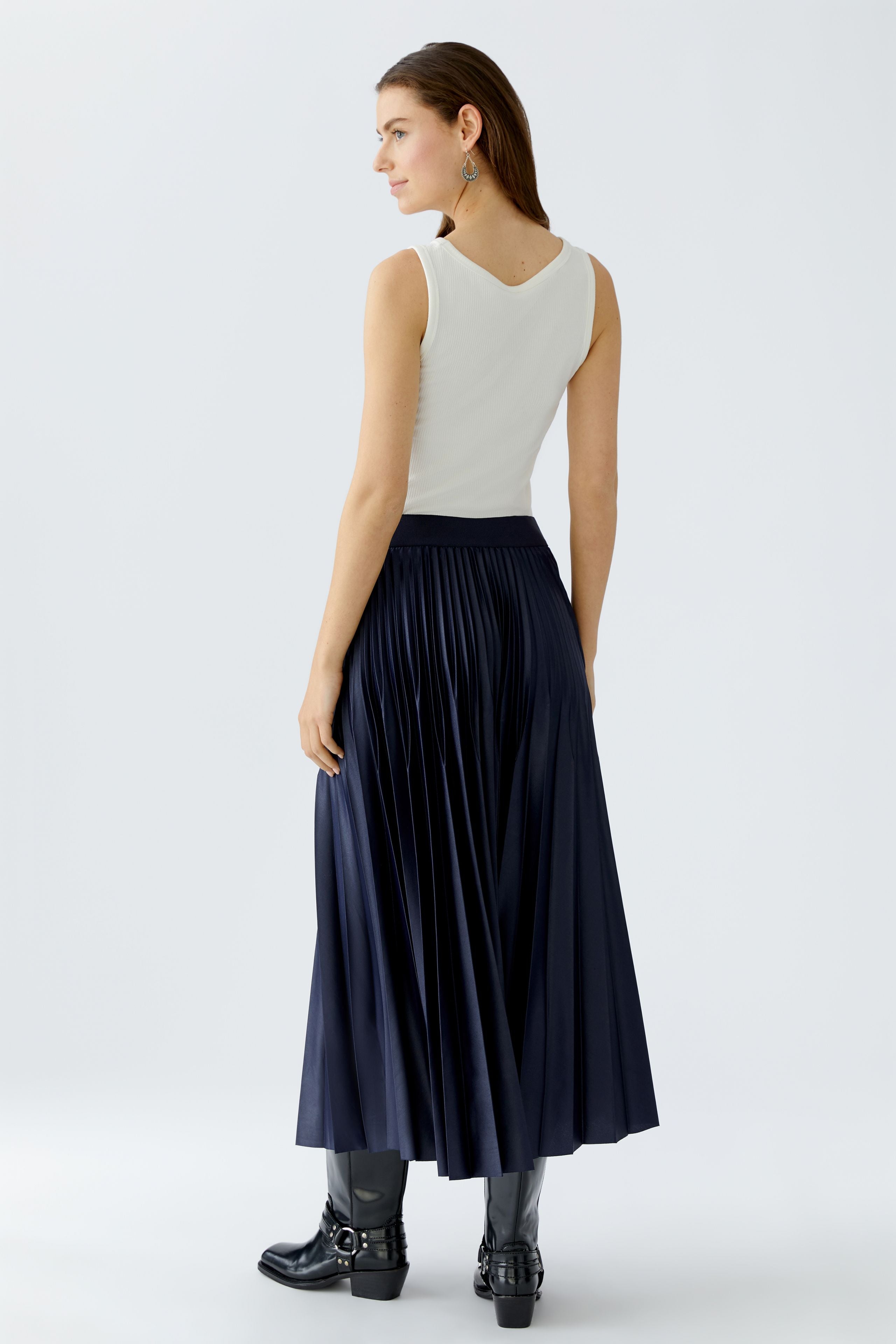 Back view of model in Oui sleeveless top and Dark blue pleated midi skirt