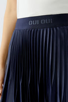 Close-up of Oui pleated midi skirt with elastic waistband with Oui logo