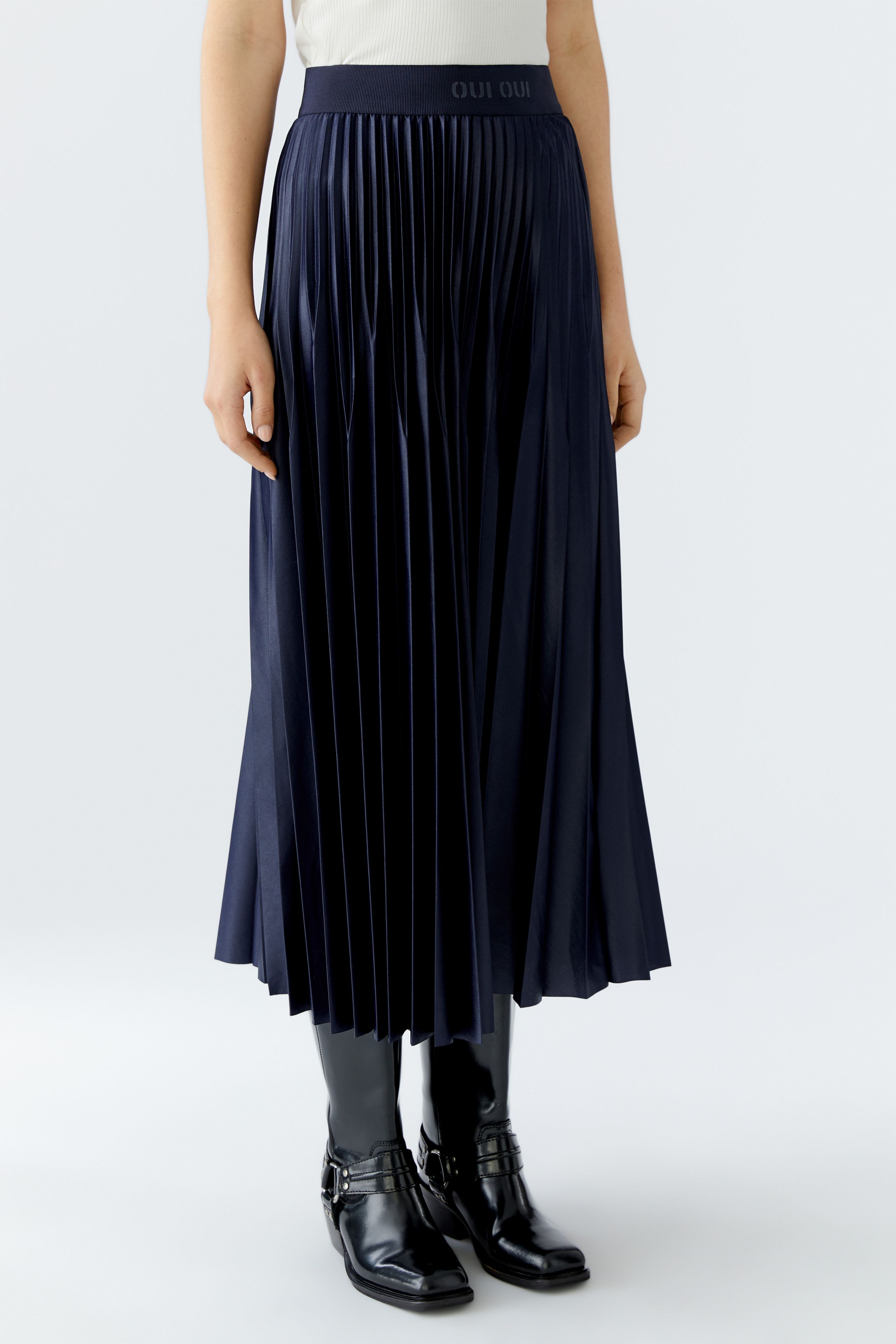 Side view of Oui pleated navy midi skirt styled casually